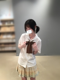 剛入行的嫩妹，19歲，剛滿成人不到半年 這妹子是被晴子親自挑選的，長相甜美 身材嬌小