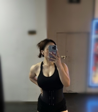 雅琪 162cm / 51kg / F罩杯 / 36歲  身材纖細柔軟 / 個性活潑主動 / 口技手技細膩  喜