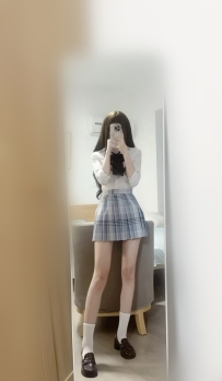 校花系高冷女神首度出勤 氣質乾淨卻有勾魂眼神 每個微笑都像誘惑 身材緊緻 比例完美