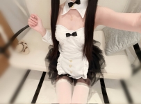 芭比 158cm A杯 19歲 44kg 黑色長髮 瓷娃娃般臉龐 身材嬌小 外表冷酷內心孤僻 黑暗系