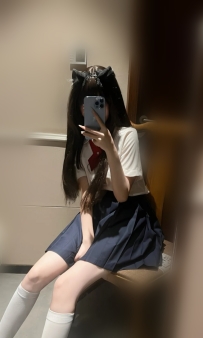 小兔兔 155/40/B/19歲 學生妹風格 蘿莉可愛 臉蛋清純帶稚氣，眼神天真 皮膚白皙粉嫩，