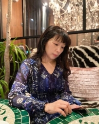 瀟媽：160/C奶/42歲/43kg 瀟媽淫蕩  在床上自然是媽媽火 力足 毒龍 深喉 是媽媽的拿手