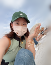 小雅 164cm.E奶.50kg.32歲 客評：一進門就被驚豔到了，妹妹穿著性感，那對超大的美胸