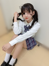 萌萌 157cm/44kg/B罩杯/19歲  #超級可愛Q彈臉蛋  萌萌擁有可愛臉蛋