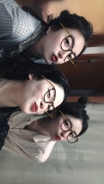 母女檔 激情修幹  管她是不是真母女呢 反正看着像 媽媽奶子一看就比女孩大兩倍 幹的時