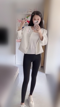 琪琪 156/43/C/22y #小隻馬 #初試牛刀 #青春無敵 她看起來像天真無邪的學生 卻有著成